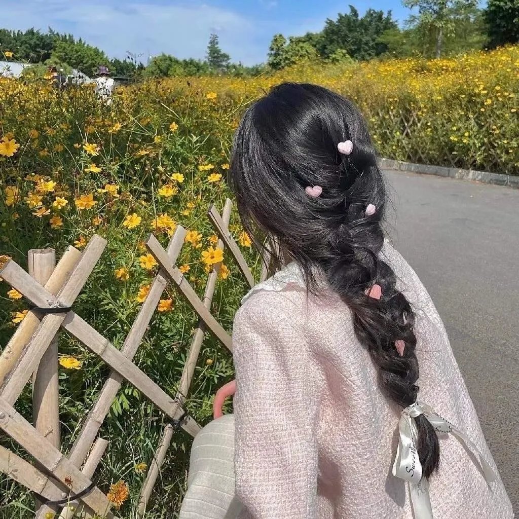 灰天鹅绒上的四只苍蝇